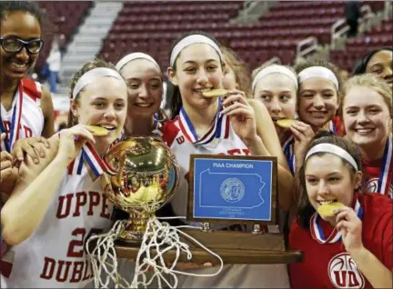  ?? KIRK NEIDERMYER — FOR DIGITAL FIRST MEDIA ?? Upper Dublin celebrates after winning the PIAA 6A girls championsh­ip game over Central Bucks South at the Giant Center in Hershey Tuesday.