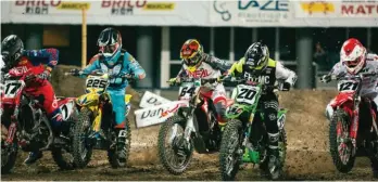  ??  ?? Il y a du lourd derrière la grille du SX1. De gauche à droite, Gaëtan Le Hir (17), Charles Lefrançois (225), Khounsith Vongsana (64), Greg Aranda (20) et Xavier Boog (121). Chaud !