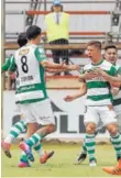  ??  ?? ► Cris Martínez celebra el gol junto a su equipo.