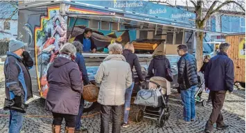  ?? Fotos: Uwe Bolten ?? Die Warteschla­nge vor dem neuen Fischstand von Andreas Brodhäcker wollte kaum abreißen.