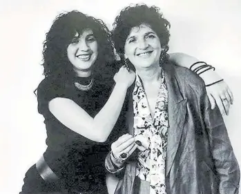  ?? CORTESÍA DE LIBA TAYLOR ?? Margo Glantz con su hija Alina López Cámara, en una sesión de fotos frente a la lente de Liba Taylor, en 1987. Alina también es fotógrafa y suyas son las imágenes que ilustran el libro Coronada de moscas, de crónicas de viaje a la India, para el que viajaron con la otra hija de la escritora, Renata.