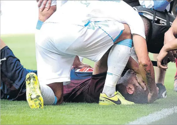  ?? FOTO: EFE ?? Florin Andone se interesa por Iván Ramis instantes después de que su cuerpo aplastara la rodilla del armero de manera fortuita