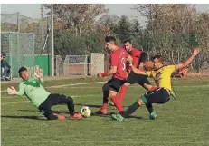  ?? RP-FOTO: NIPKO ?? Mit diesem Schuss scheitert der Klinkumer Pascal Dömges am Torhüter von Ay-Yildizspor Mehmet Kocakaya.