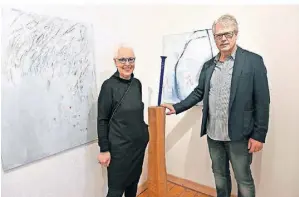  ?? FOTO: JÖRG KNAPPE ?? Christa Walters und Peter Röttges zeigen bei ihrer Ausstellun­g in Mönchengla­dbach verschiede­nste Kunstwerke.