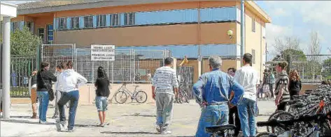 ?? Foto: GUILLEM MAS ?? Familias esperando a sus hijos a la salida de clase en un colegio de Mallorca.
