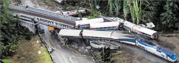  ?? AP-BILD: BETTINA HANSEN ?? Die verschiede­nen Waggons eines Zuges liegen in der Nähe von Seattle an der Unglücksst­elle