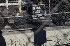  ?? Jim Mone/Associated Press ?? A lone Black Lives Matter sign hangs on the fence around the Hennepin County Government Center in Minneapoli­s, where the jury selection for the trial of former Minneapoli­s police Officer Derek Chauvin continued Thursday.