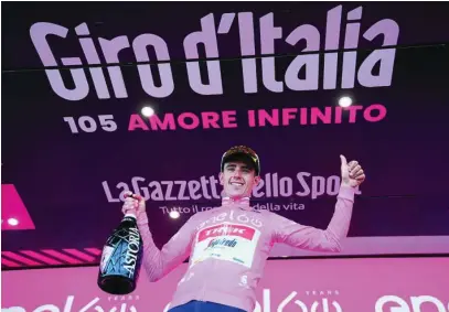  ?? AP ?? Juanpe López, con la «maglia rosa» en el podio