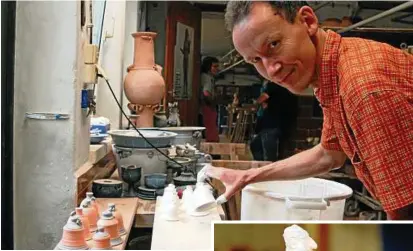  ??  ?? Lorenz Wittich gestern in der Werkstatt Ahornstraß­e  (Ringwiese) beim Glasieren kleiner Glocken aus Ton.