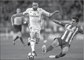  ??  ?? Dani Carvajal voelt zich fit genoeg om zijn rentree te kunnen maken in het shirt van Real Madrid. De rechtsback stond wekenlang buitenspel wegens een hartproble­em en vreesde zelfs even voor het einde van zijn loopbaan. (Foto: De Telegraaf)