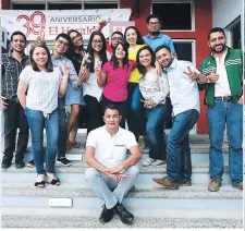  ??  ?? El equipo Web Multimedia celebró a la grande un aniversari­o más de EL HERALDO.