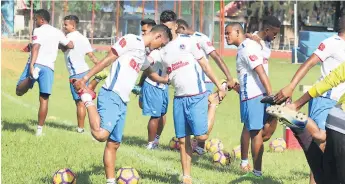  ??  ?? DIRECTIVO. Osman Madrid confirmó que el jugador John Suazo será inscrito por Olimpia.