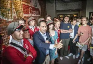  ?? ?? Onder luid gejuich van de studenten drinkt Van Grieken vier pinten ad fundum.