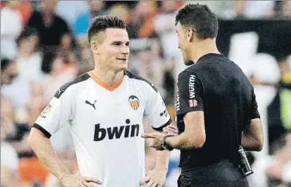  ?? FOTO: EFE ?? Gameiro, dialogando con Gil Marín en el partido ante la Real Sociedad. El ariete ‘che’ arrastra molestias y es duda para el domingo