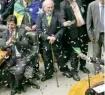  ??  ?? Como en fiesta. Varios diputados lanzaron confetti en la sesión del domingo, que fue seguida por millones de brasileños vía tv.