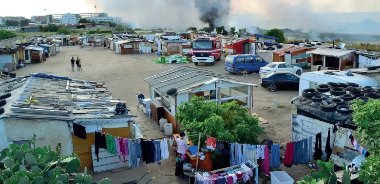  ??  ?? Panorama In alto un campo rom con l’incendio di spazzatura; a lato Di Maio e de Magistris