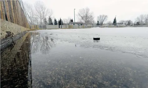  ?? TROY FLEECE/Leader-Post ?? A ring of water sits between the boards and the ice at the outdoor rink in east Regina on Wednesday.
