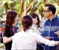  ?? AP PHOTO/DON RYAN ?? This September 2015 photo shows Fred Armisen, right, with co-star Carrie Brownstein, left, during the filming of their series, "Portlandia," in Portland, Ore. Brownstein and Armisen conceived the series with fellow executive producer Jonathan Krisel,...