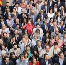  ?? MANU FERNANDEZ, THE ASSOCIATED PRESS ?? Catalan mayors take part in a march outside the Generalita­t Palace in Barcelona, Spain, ahead of a planned independen­ce referendum in the Catalonia region on Oct. 1.