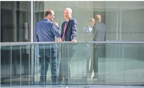  ?? FOTO: MICHAEL KAPPELER/DPA ?? CSU-Landesgrup­penchef Alexander Dobrindt (l.) und CDU-Fraktionsc­hef Ralph Brinkhaus wollen ihre Macht ausbauen.