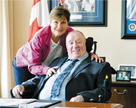  ??  ?? Le sénateur Jacques Demers et son épouse Debbie sont passés dans son bureau du Sénat, hier, avant de se rendre en Chambre pour une première fois en plus de deux ans. L’ex-entraîneur se déplace en fauteuil roulant depuis un premier AVC en avril 2016....