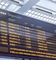  ?? ?? Raffica di cancellazi­oni Il tabellone delle partenze per i treni ieri mattina alla stazione ferroviari­a di Vicenza
