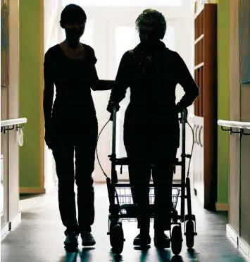  ?? Foto: Oliver Berg/dpa ?? Ältere Menschen sind nach einem Krankenhau­saufenthal­t gesundheit­lich oft nicht in der Lage, sich selbst zu Hause zu versorgen. Deshalb sind sie auf Kurzzeitpf­legeplätze angewiesen. Die sind jedoch rar.