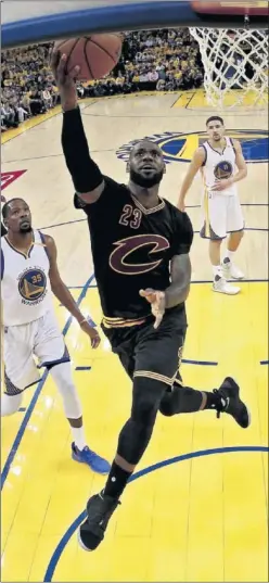  ??  ?? EL REY. LeBron, contra unos Warriors invictos en los playoffs: 14-0.