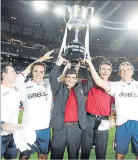  ?? FOTO: SIRVENT ?? Juande, con chaqueta negra, levanta la Copa que conquistó al frente del Sevilla