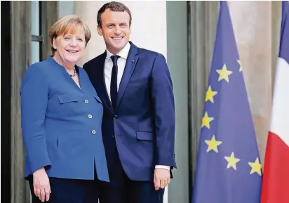  ?? FOTO: REUTERS ?? Angela Merkel und Emmanuel Macron kurz vor Beginn der Tagung des deutsch-französisc­hen Ministerra­ts.