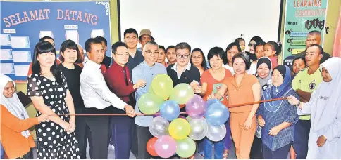  ??  ?? Musa (sixth left), SMK Kampung Nangka principal Kiew Soon Lee (fifth left), Hwong (third left) and volunteers at the launch of a Basic Skills Programme.