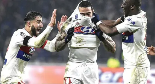  ?? JEFF PACHOUD/AFP PHOTO ?? TUTUP TELINGA: Memphis Depay (tengah) menutup telinga dan wajahnya setelah membobol gawang PSG. Itu merupakan simbol bahwa Depay telah membungkam kritik soal penampilan­nya.