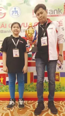  ??  ?? WOMAN FIDE MASTER Antonella Berthe Murillo Racasa (left) take a souvenir photo with Fide Master Nelson Villanueva (right) dominated the 9th HDBank Cup Internatio­nal Chess Tournament 2019 Challenger’s section held at the Rex Hotel in Ho Chi Minh City, Vietnam last Wednesday.