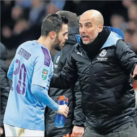  ??  ?? Pep Guardiola llama la atención a Bernardo Silva en un partido del Manchester City.
CLASIFICA