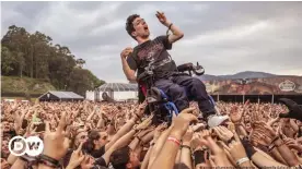  ??  ?? Rockfestiv­al-Besucher in Viveiro in Spanien (2019): Einfach das Leben im Bereich der EU genießen