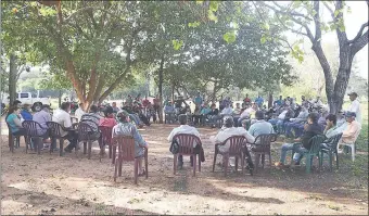  ??  ?? Campesinos reunidos en el predio del oratorio San Roque González de Santacruz, en Alemán Cue, para hablar del Sistema de Informació­n de los Recursos de la Tierra (SIRT).