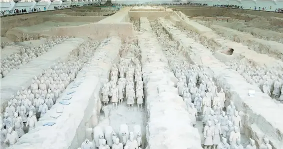  ??  ?? El monumental mausoleo de los guerreros de Xi'an conforma un palacio subterráne­o donde, además de este ejército, se rinde homenaje al emperador Qin Shi Huang