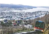  ?? FOTO: TROND J. HAN- ?? Die Fløibahn in Bergen ist öffentlich­es Verkehrsmi­ttel und Touristenm­agnet zugleich.