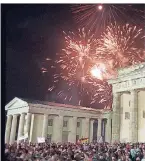  ?? FOTO: DPA ?? Mit einem Feuerwerk wurde in Berlin 1990 die Wiedervere­inigung. gefeiert.