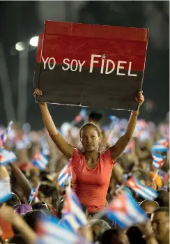  ??  ?? L’ultimo omaggio.
Migliaia di persone hanno celebrato Fidel Castro a Santiago de Cuba