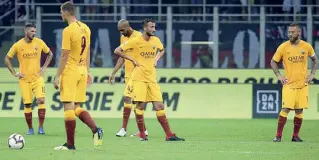  ??  ?? Testa bassa La delusione dei giocatori gialloross­i a San Siro dopo avere subìto al 95’ il gol del 2-1 del Milan