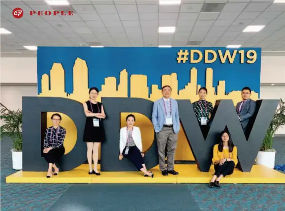  ??  ?? Zhou Pinghong (middle) and other staff members of the Endoscopy Center at Zhongshan Hospital of Fudan University at the Digestive Disease Week 2019 held in the United States from May 18 to 21, 2019. courtesy of Zhou Pinghong