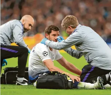  ?? Foto: Mike Egerton, dpa ?? Jan Vertonghen wird nach seinem Zusammenpr­all im Spiel gegen Ajax behandelt. Kurz darauf kehrte der Tottenham-Spieler auf das Feld zurück. Wenig später wird er benommen in die Kabine geführt.