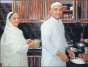  ?? HT ?? ■
Faisal helping his mother in the kitchen