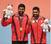  ?? AFP ?? Rohan Bopanna ( left) and Divij Sharan pose with the medals after winning the men’s doubles tennis final in Palembang on Friday. —