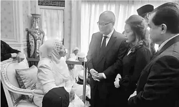  ??  ?? Minos (third right) and his wife Datin Emy (second right) consoling Adenan’s widow Datuk Amar Jamilah Anu (left) after paying their last respects to Adenan at his residence in Santubong yesterday.