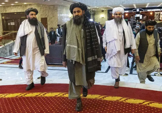  ?? FOTO: ALEXANDER ZEMLIANICH­ENKO/AP-TT ?? ■ Mulla Abdul Ghani Baradar längst fram i mitten, blir biträdande ledare i Afghanista­n under talibansty­ret. Arkivbild.