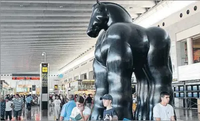  ?? MANÉ ESPINOSA ?? La escultura del colombiano Fernando Botero es una referencia ineludible del aeropuerto de Barcelona