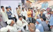  ?? RAVI CHOUDHARY/HT ?? A crowd gathers outside the house of Hafiz Junaid, who along with 4 others, was attacked on a Mathurabou­nd train.