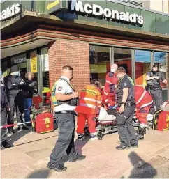  ??  ?? Rettungskr­äfte und ein Notarzt behandeln den verletzten Mann.